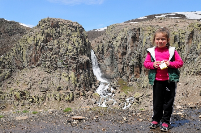 Karların erimesiyle eşsiz manzara oluşturan Çır Şelalesi