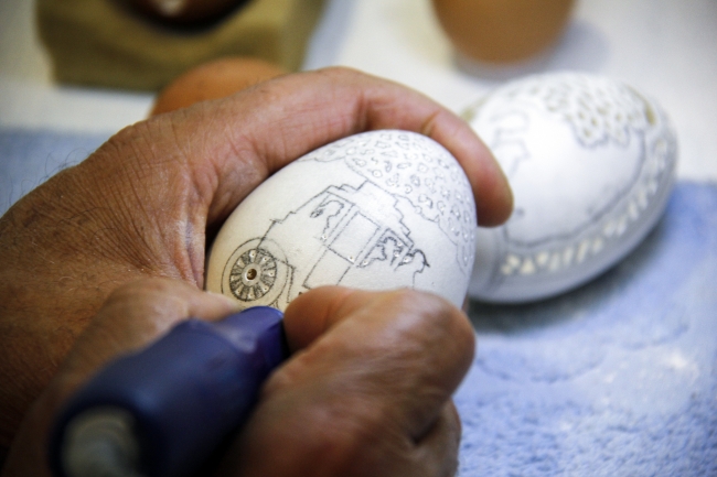Yumurta kabuklarını sanat eserine dönüştürüyor