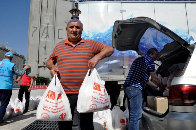 Türkiye'den Kırgızistan'da ihtiyaç sahiplerine gıda yardımı