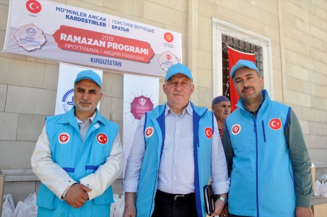 Türkiye'den Kırgızistan'da ihtiyaç sahiplerine gıda yardımı