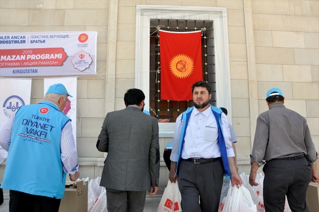 Türkiye'den Kırgızistan'da ihtiyaç sahiplerine gıda yardımı
