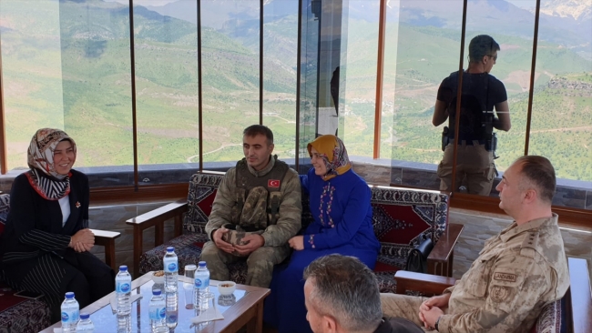 Sınırda nöbet tutan Mehmetçiğe "Anneler Günü" sürprizi