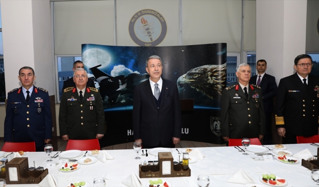 Bakan Akar ve komutanlar Harbiyelilerle iftar yaptı
