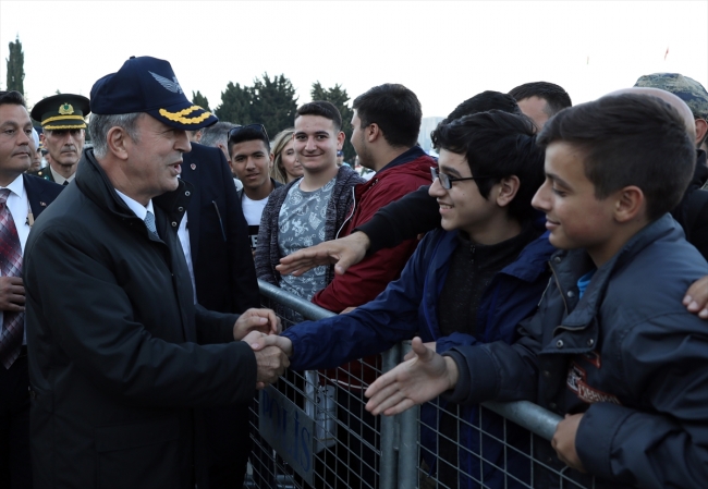 Bakan Akar ve komutanlar Harbiyelilerle iftar yaptı