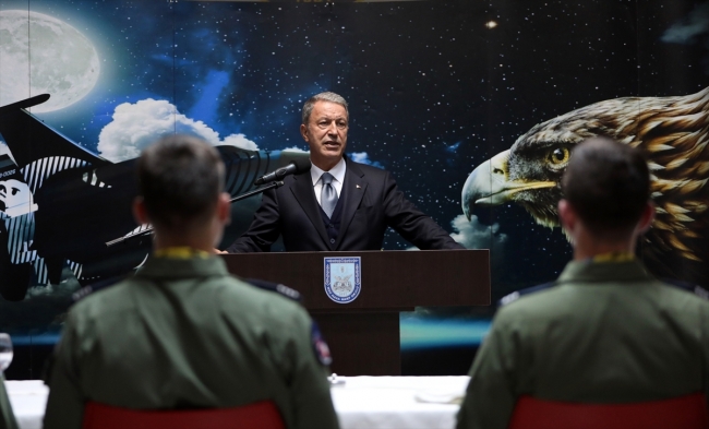 Bakan Akar ve komutanlar Harbiyelilerle iftar yaptı