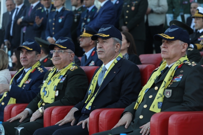 Bakan Akar ve komutanlar Harbiyelilerle iftar yaptı