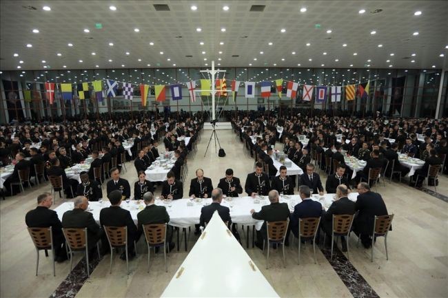 Bakan Akar ve komutanlar Deniz Harp Okulu öğrencileriyle iftar yaptı