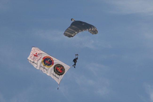 Jandarma paraşüt timi sıcak hava balonundan atladı