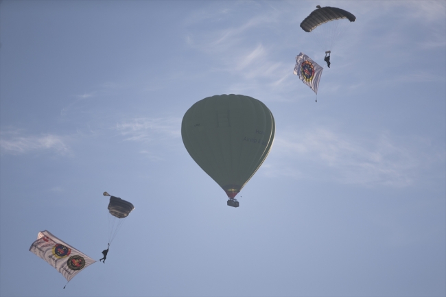 Jandarma paraşüt timi sıcak hava balonundan atladı