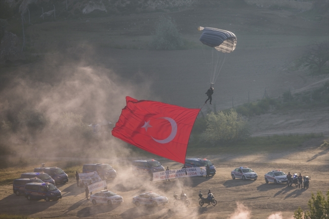 Jandarma paraşüt timi sıcak hava balonundan atladı