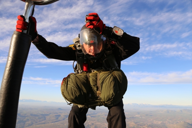 Jandarma paraşüt timi sıcak hava balonundan atladı