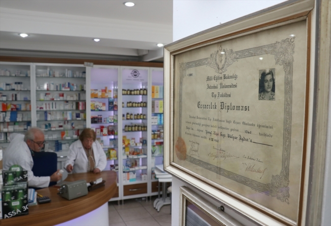 İstanbul'un en yaşlı eczacısı 74 yıldır şifa dağıtıyor