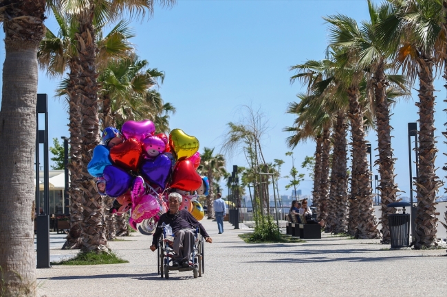 Antalya sahillerinde tekerlekli sandalyesiyle balon satıyor