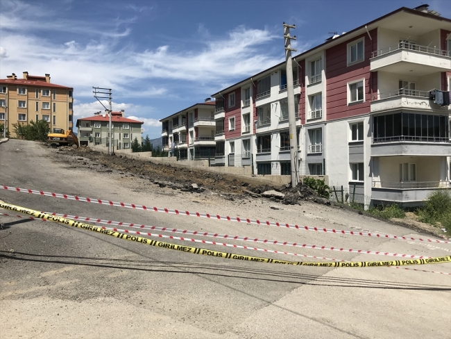 Karabük'te yolda çatlaklar oluştu