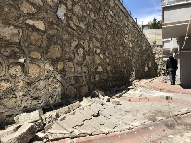 Karabük'te yolda çatlaklar oluştu