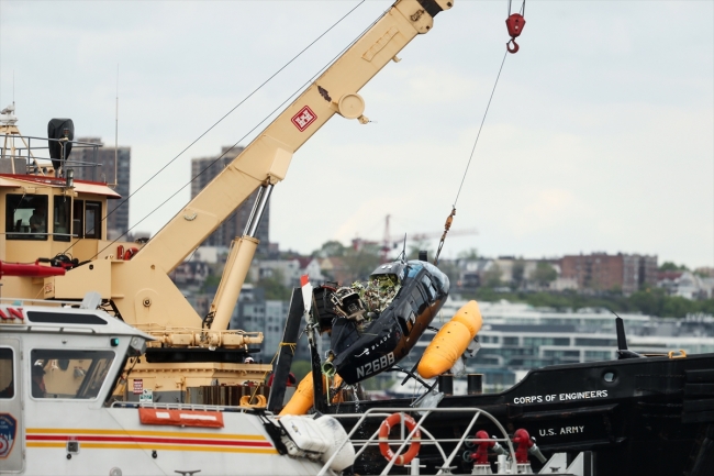 New York'ta helikopter nehre düştü
