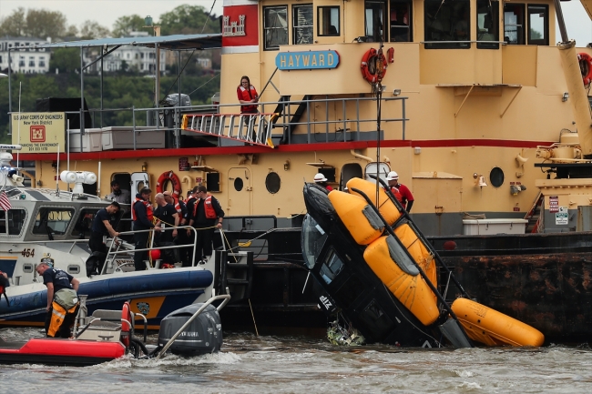 New York'ta helikopter nehre düştü