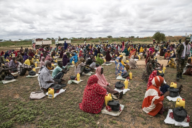 TDV'den Somali'deki savaş mağdurlarına gıda yardımı