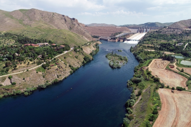 Keban Baraj Gölü'nün tahliye kapakları 15 yıldır ilk kez açıldı