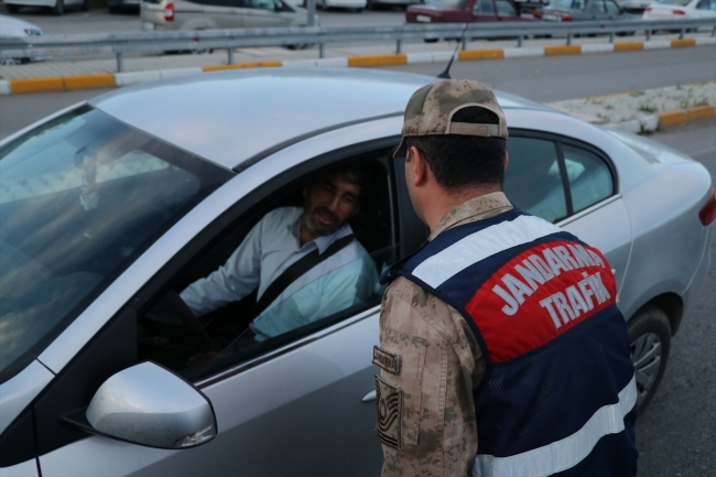 Trafik uygulaması yapan jandarma sürücüleri iftara davet etti