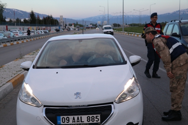 Trafik uygulaması yapan jandarma sürücüleri iftara davet etti