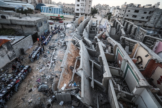 Filistinliler Gazze'de yıkılan evlerin molozları arasında iftar yaptı