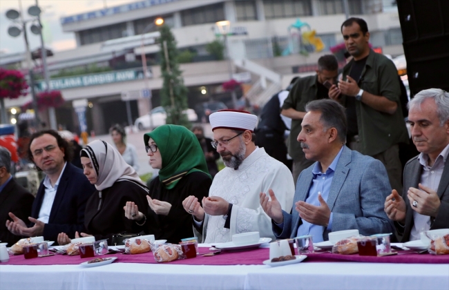 Diyanet İşleri Başkanı Erbaş: Türkiye Diyanet Vakfı web sitesinden zekat verebilirsiniz