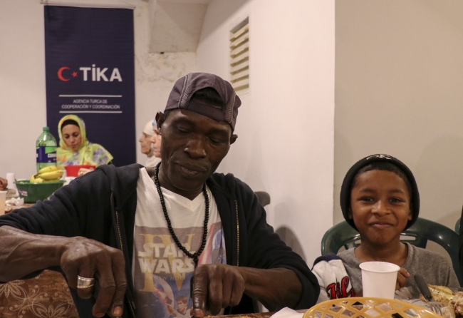 TİKA'dan Arjantin'de iftar ve gıda yardımı