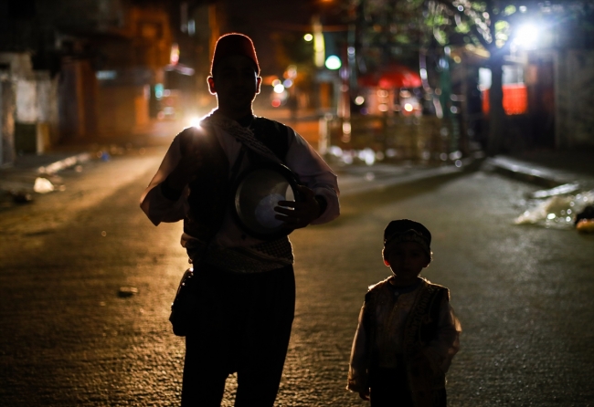 Gazze'nin 5 yaşındaki  minik ramazan davulcusu