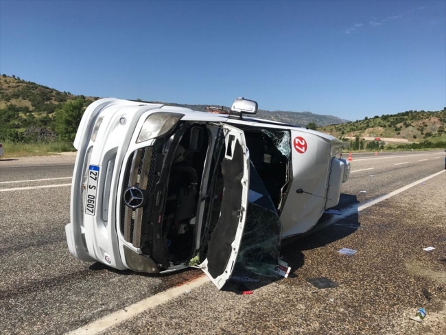 Öğrencileri taşıyan minibüs devrildi: 9 yaralı