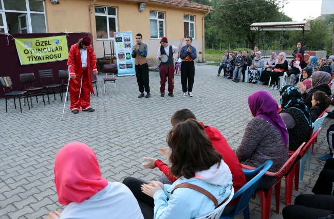 Özel oyuncular sahnenin tozunu köylere taşıyor