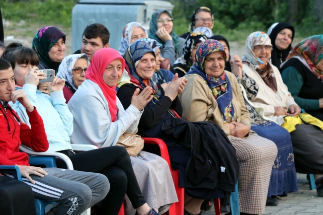 Özel oyuncular sahnenin tozunu köylere taşıyor