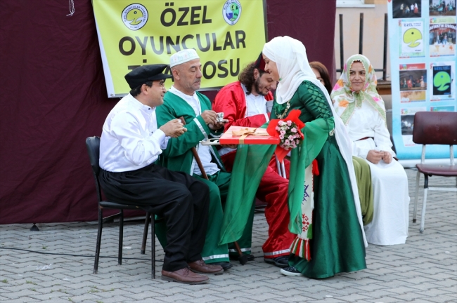 Özel oyuncular sahnenin tozunu köylere taşıyor