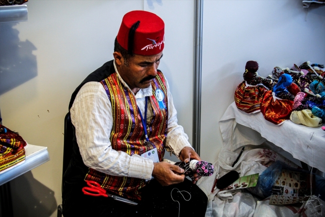 Kapadokya'nın giyim kültürünü bez bebeklerle yaşatıyor