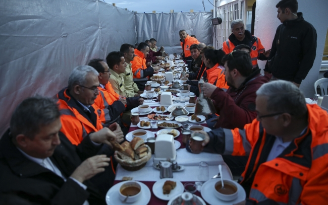 Bakan Pakdemirli, ormancılarla bin 860 rakımda iftar yaptı