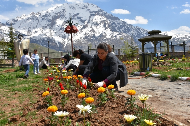 Hakkari'yi 13 kadın süslüyor