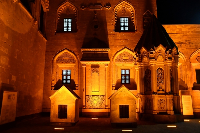 İshak Paşa Sarayı led aydınlatma sistemiyle ışıklandırıldı