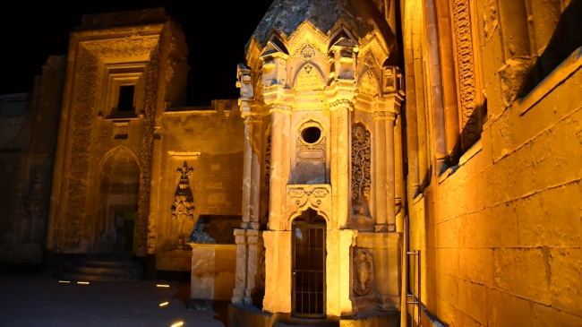 İshak Paşa Sarayı led aydınlatma sistemiyle ışıklandırıldı