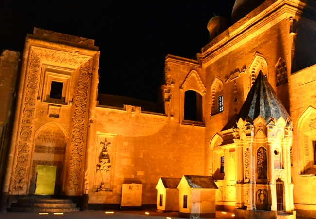 İshak Paşa Sarayı led aydınlatma sistemiyle ışıklandırıldı