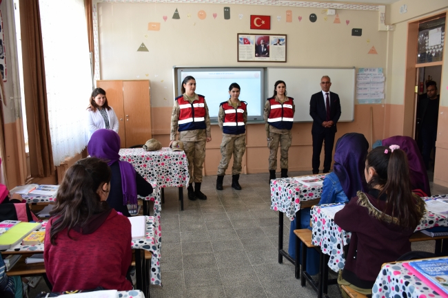 Kadın askerler köy çocuklarının oyunlarına ortak oluyor