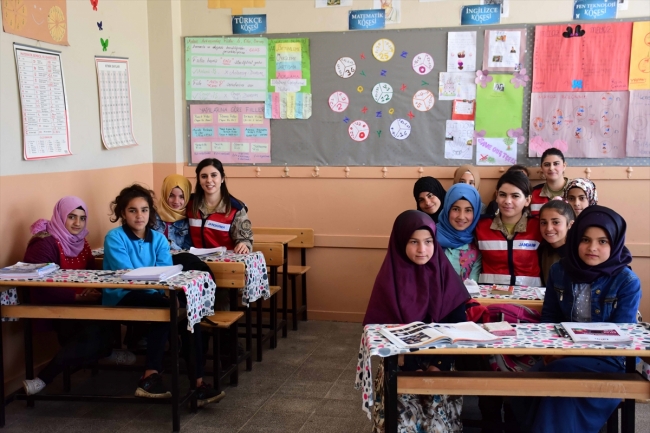 Kadın askerler köy çocuklarının oyunlarına ortak oluyor