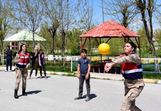 Kadın askerler köy çocuklarının oyunlarına ortak oluyor
