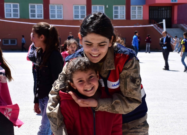 Kadın askerler köy çocuklarının oyunlarına ortak oluyor