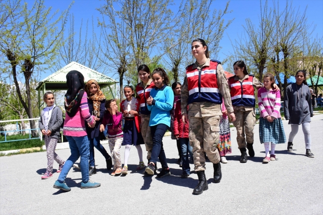 Kadın askerler köy çocuklarının oyunlarına ortak oluyor