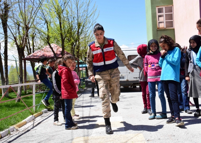 Kadın askerler köy çocuklarının oyunlarına ortak oluyor