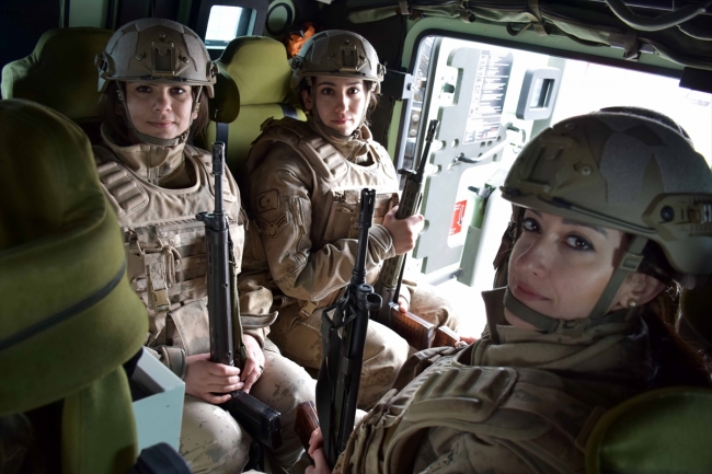 Kadın askerler köy çocuklarının oyunlarına ortak oluyor