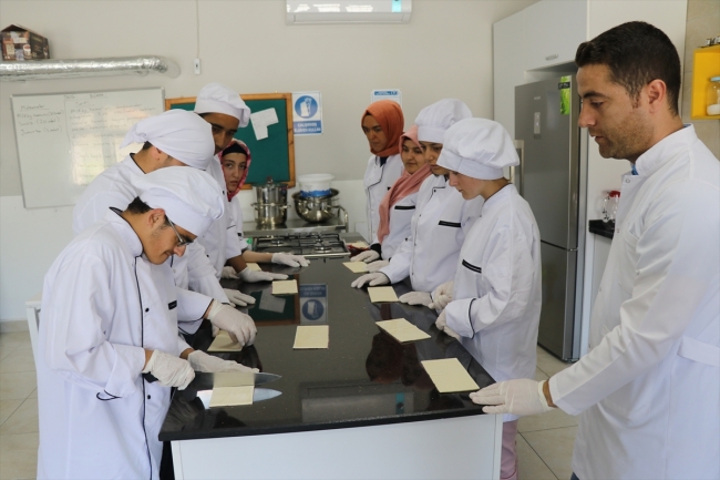 Erzincanlı "özel öğrenciler" İngiltere'de aşçılık eğitimi aldı