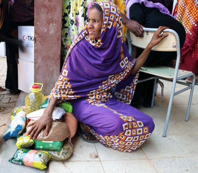 TİKA Hartum'da 2 bin gıda kolisi dağıttı