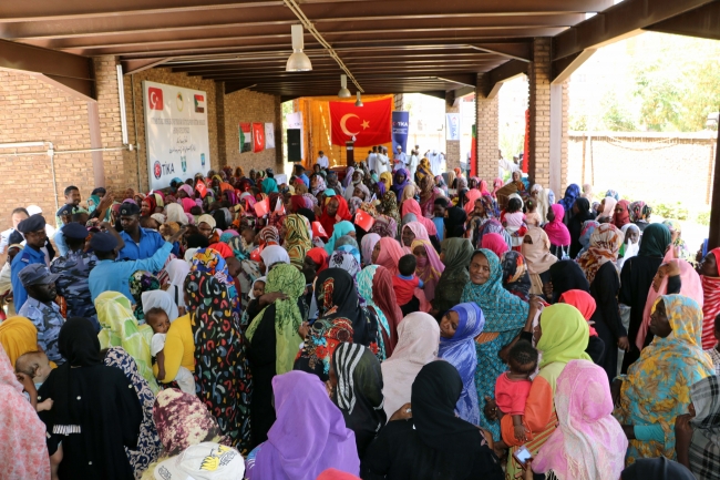 TİKA Hartum'da 2 bin gıda kolisi dağıttı