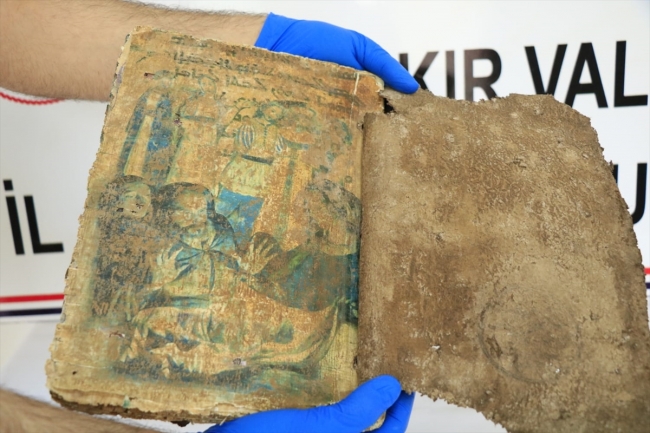 Diyarbakır'da bin 400 yıllık olduğu tahmin edilen kitap ele geçirildi